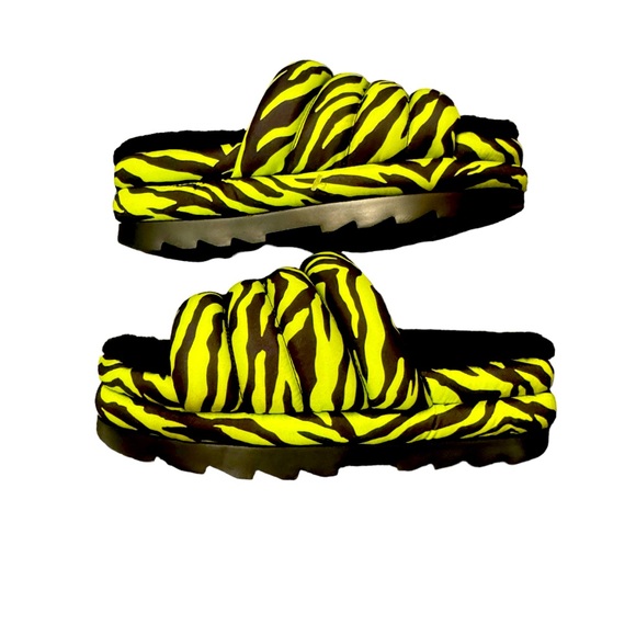 Women’s UGG Tiger Print Maxi Slipper Slide size 9 - Picture 4 of 9